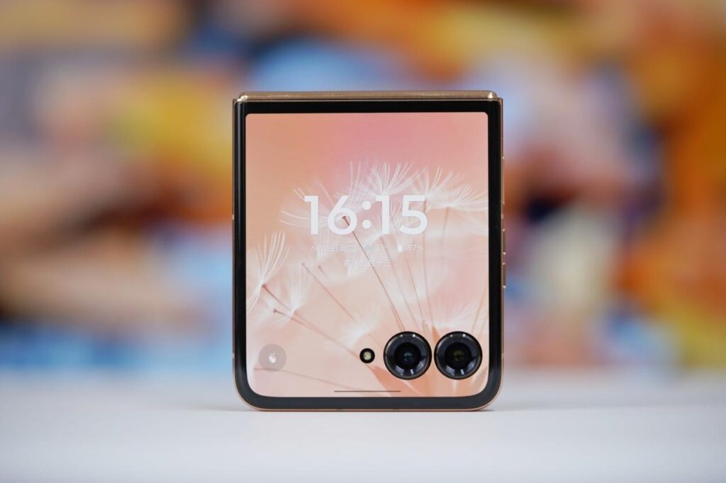 Motorola Razr 50 Ultra - The Foldable Phone That Combines Power, Style, and AI Brains